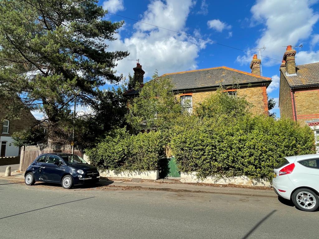 Lot: 40 - DETACHED HOUSE FOR COMPLETE REFURBISHMENT ON LARGE PLOT -